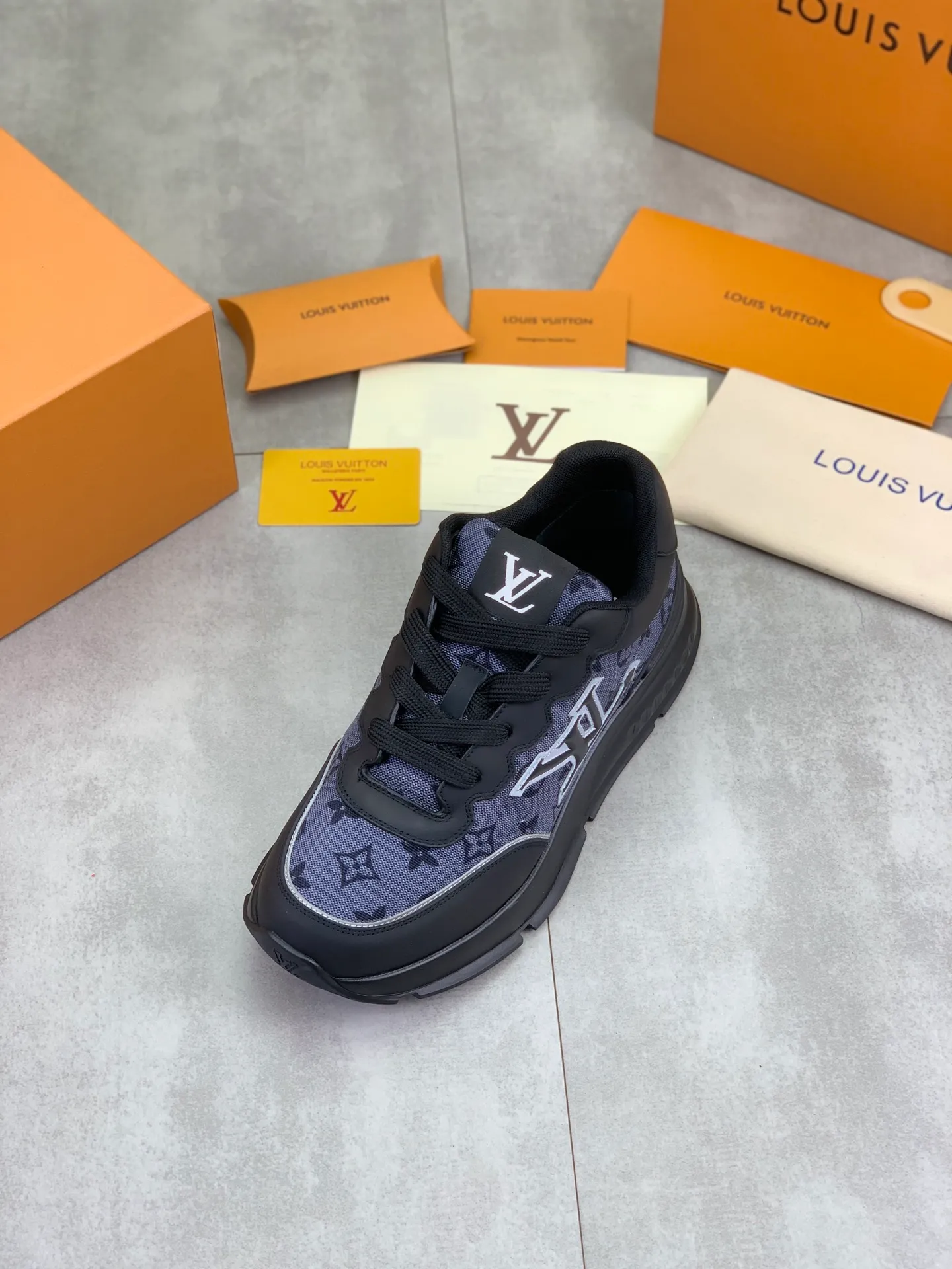 Factory price P700 💶 Top version [LOUIS VUITTON] Couple 🧑‍🤝‍🧑 Craftsman style Counter series (original order) New style 🍀LV Louis Vuitton - top version LV classic high-top trendy shoes! Made of imported original craft calfskin, original breathable lining, and original wear-resistant, lightweight, high-end TPU outsole! High quality products! 3️⃣ colors available, code numbers: female 35-39, male 39-44 (female 40, male 45 46 customized)